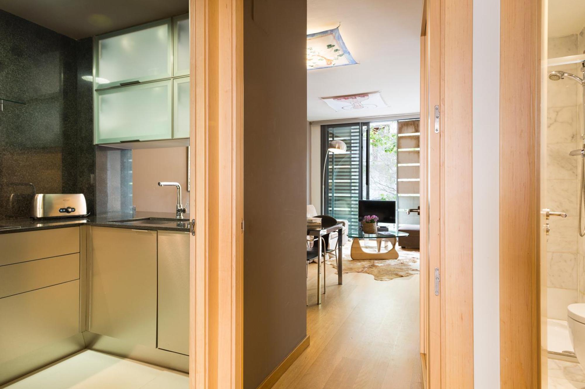 ברצלונה My Space Emirates - Fully Equipped Apartments Near The Beach With Shared Pool מראה חיצוני תמונה
