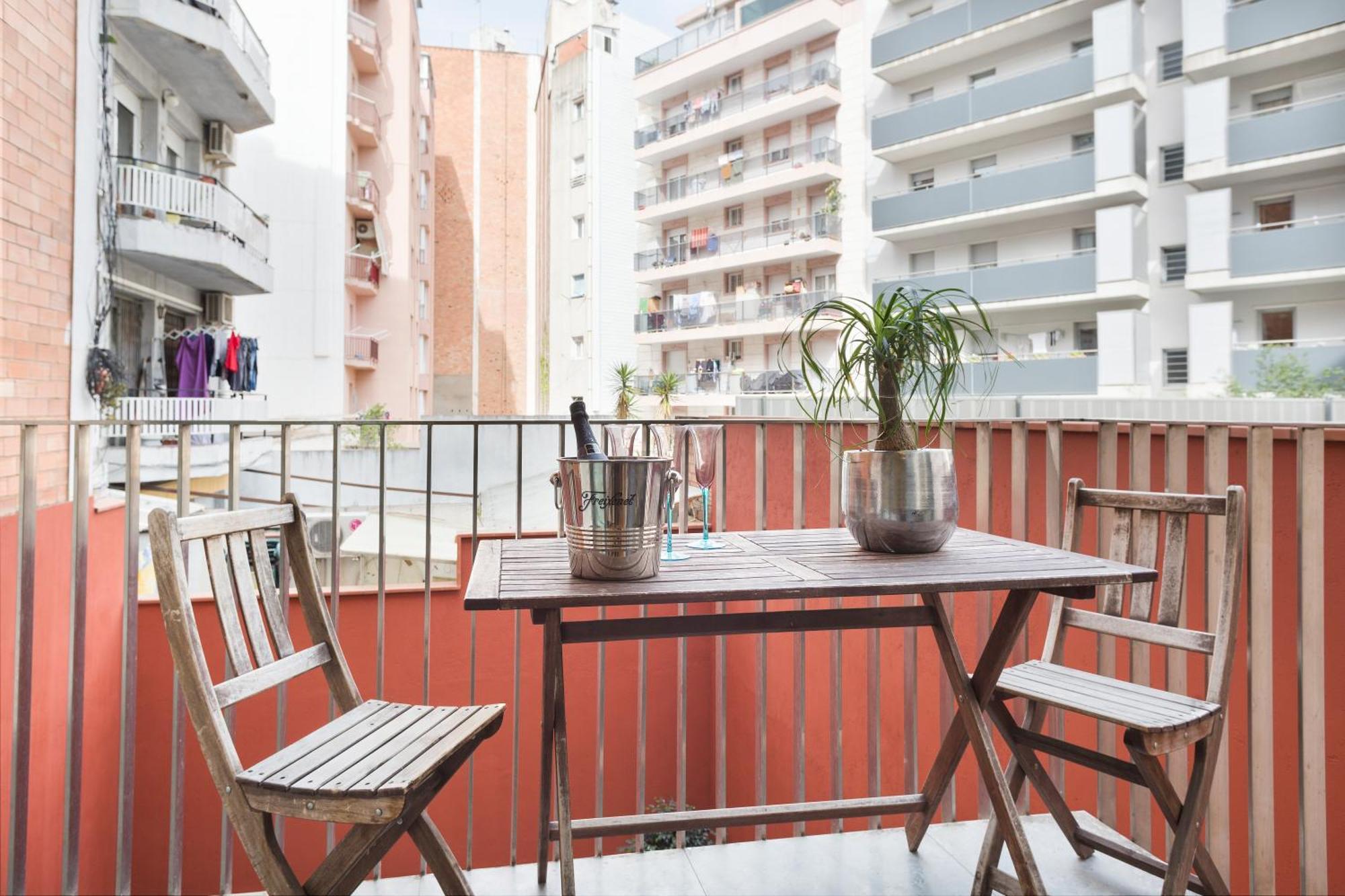 ברצלונה My Space Emirates - Fully Equipped Apartments Near The Beach With Shared Pool מראה חיצוני תמונה