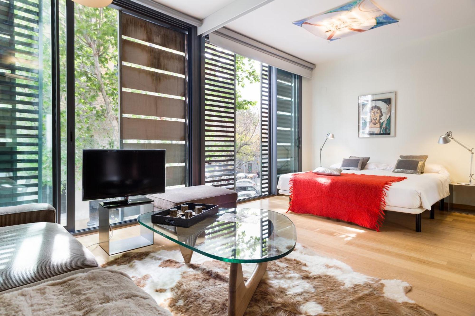 ברצלונה My Space Emirates - Fully Equipped Apartments Near The Beach With Shared Pool מראה חיצוני תמונה