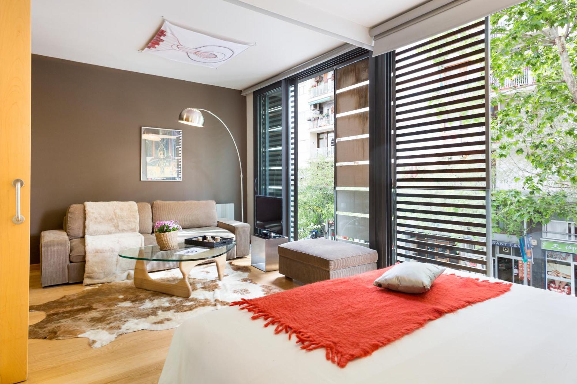 ברצלונה My Space Emirates - Fully Equipped Apartments Near The Beach With Shared Pool מראה חיצוני תמונה