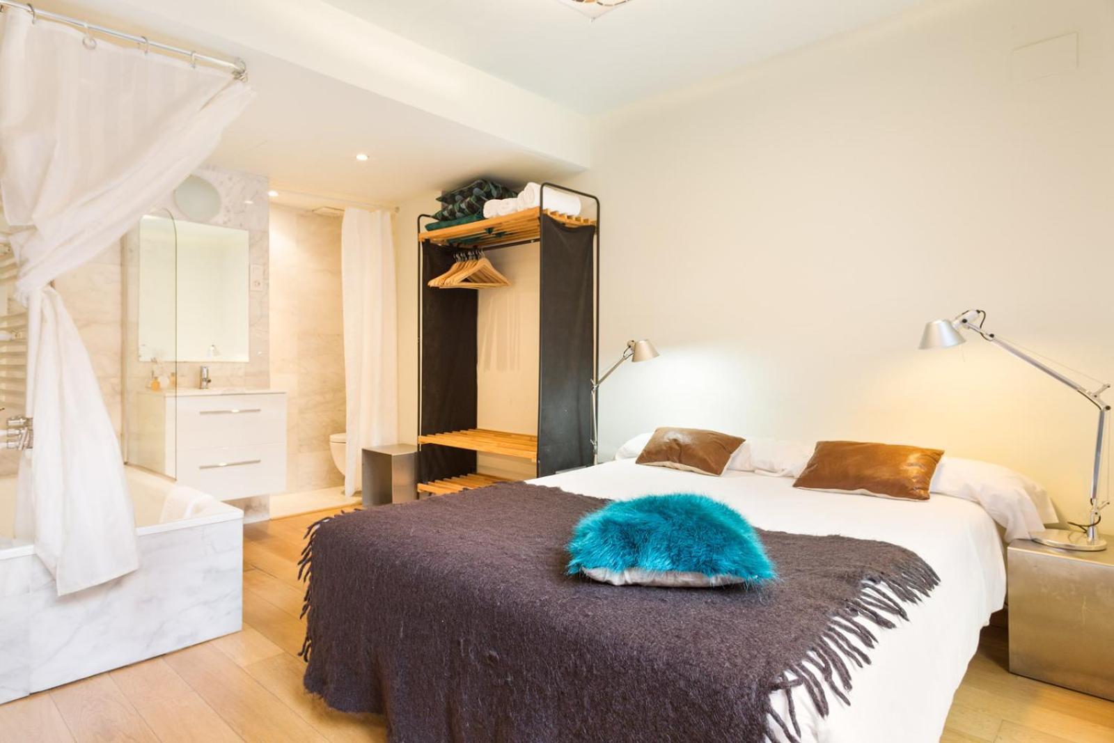 ברצלונה My Space Emirates - Fully Equipped Apartments Near The Beach With Shared Pool מראה חיצוני תמונה