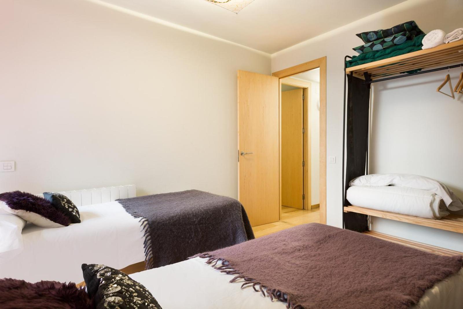 ברצלונה My Space Emirates - Fully Equipped Apartments Near The Beach With Shared Pool מראה חיצוני תמונה