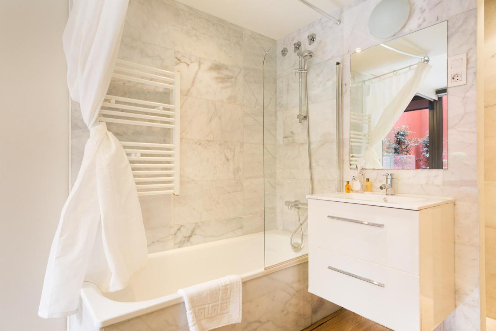 ברצלונה My Space Emirates - Fully Equipped Apartments Near The Beach With Shared Pool מראה חיצוני תמונה