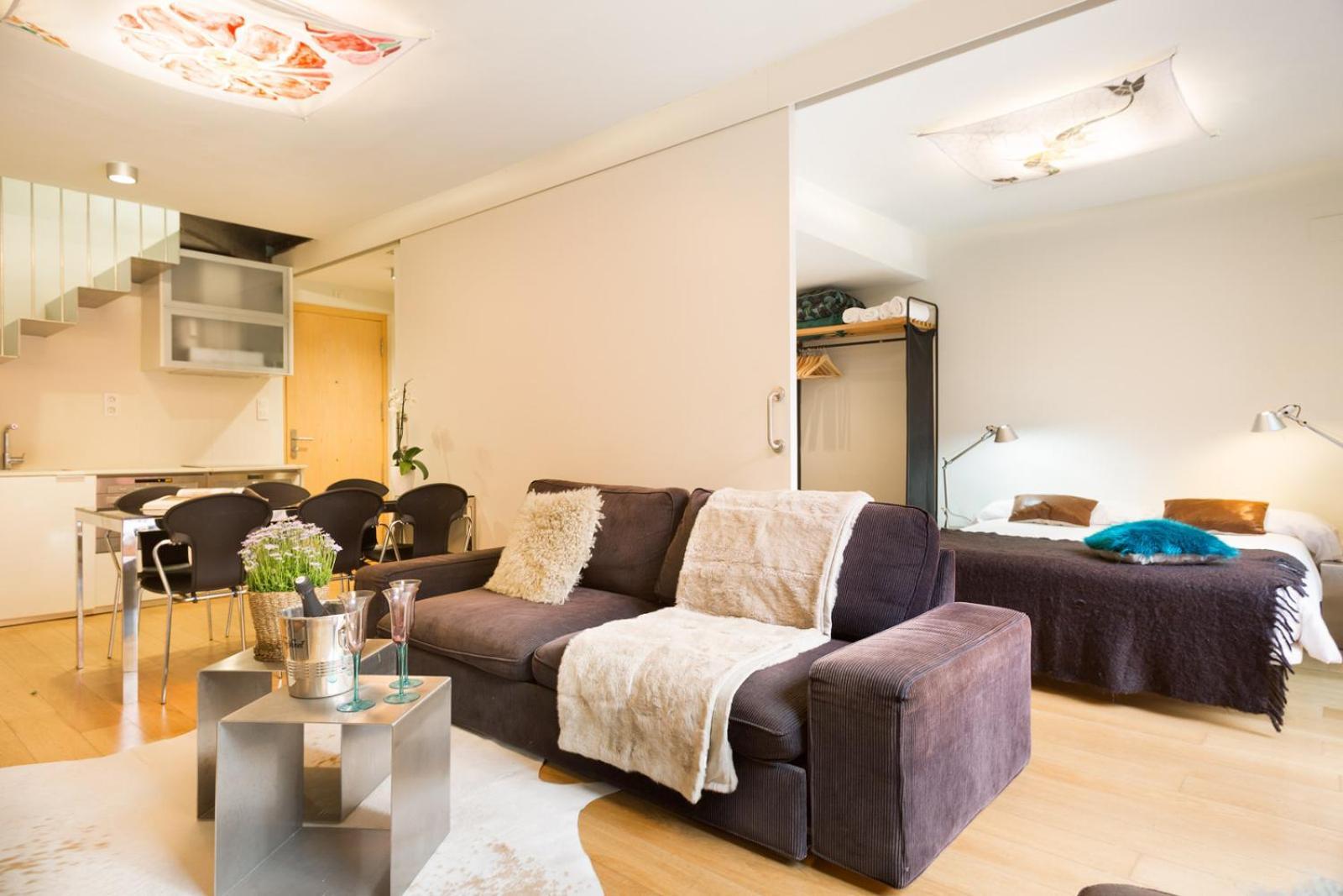 ברצלונה My Space Emirates - Fully Equipped Apartments Near The Beach With Shared Pool מראה חיצוני תמונה